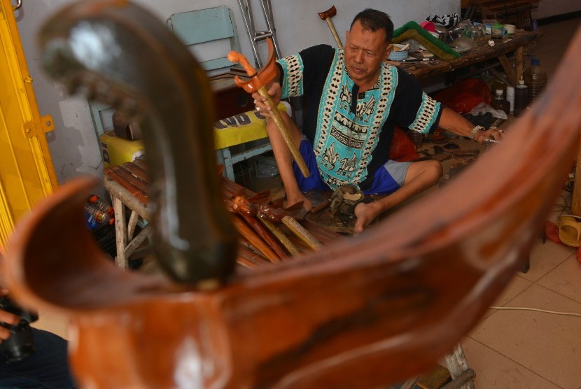 Perajin warangka (sarung) keris Slamet Hari Budiono menyelesaikan pesanan pelanggan di Jombang, Jawa Timur, Sabtu (31/8/2019). (Antara/Syaiful Arif)