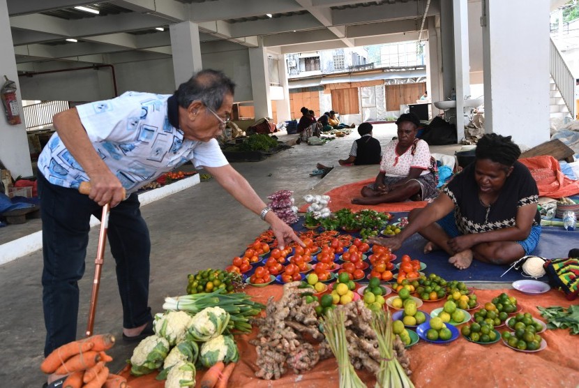 Seorang warga membeli sayur di pasar Mama-mama Papua, Kota Jayapura, Papua, Sabtu (31/08/19).