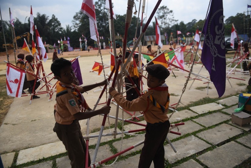 Sejumlah siswa mengikuti kegiatan kemah pramuka di kawasan yang masuk ke dalam wilayah ibu kota negara baru di Kecamatan Sepaku, Penajam Paser Utara, Kalimantan Timur, Sabtu (31/8/2019).