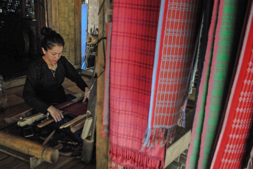 Warga Suku Baduy menenun kain di Kampung Kaduketug Kanekes, Lebak, Banten, Sabtu (31/8/2019).