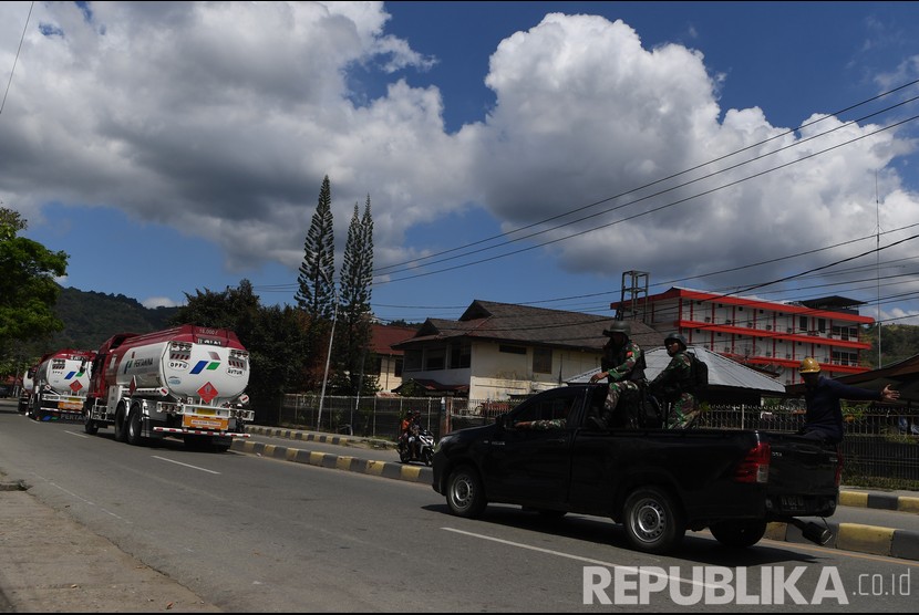 Personel TNI mengawal mobil tangki BBM di Jayapura, Papua, Sabtu (31/8/2019). Sejumlah SPBU di wilayah tersebut kembali beroperasi di mana sempat ditutup pascaunjuk rasa warga Papua Kamis (29/82019). 