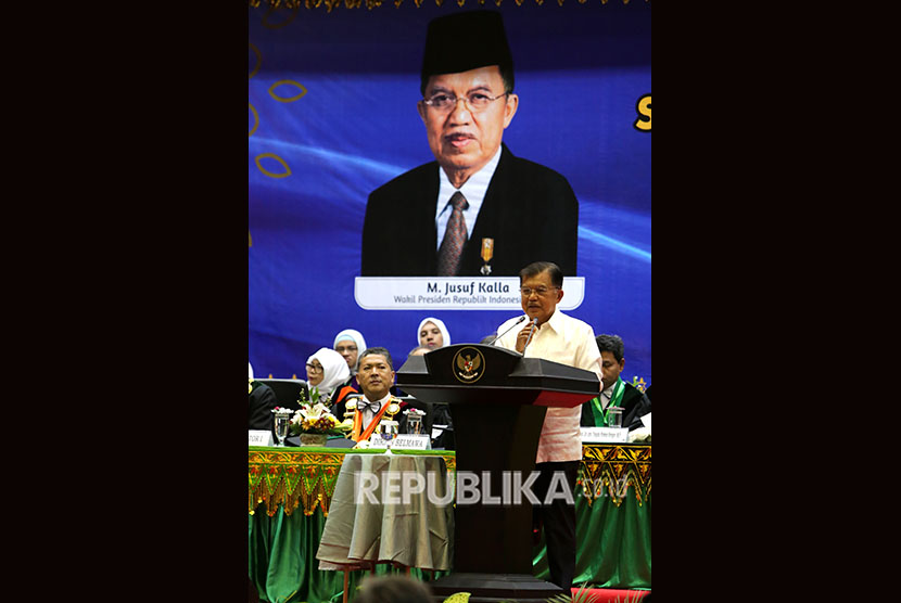 Wakil Presiden Indonesia Jusuf Kalla menyampaikan orasi ilmiah di Gedung AAC Dayan Dawood Universitas Syiah Kuala (Unsyiah), Banda Aceh, Aceh, Senin (2/9/2019).