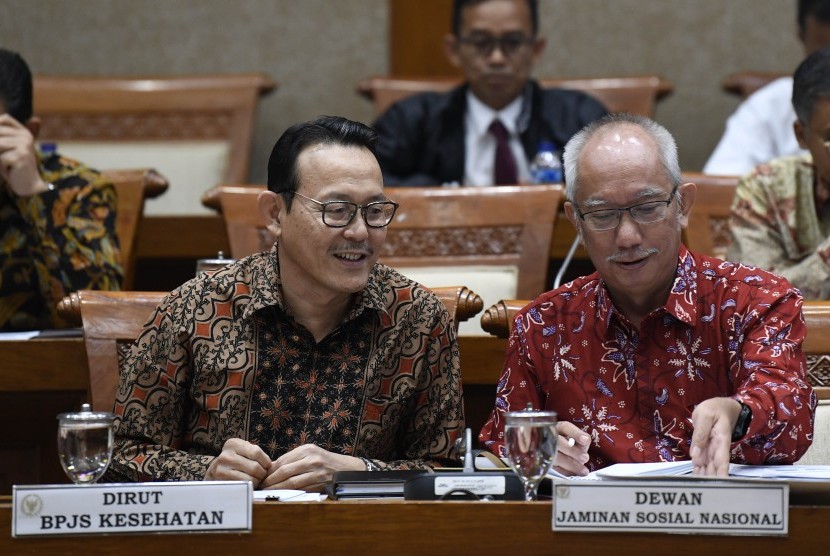 Direktur Utama BPJS Kesehatan Fachmi Idris (kiri) dan Ketua Dewan Jaminan Sosial Nasional (DJSN) Tubagus Achmad Choesni (kanan) mengikuti rapat kerja gabungan Komisi IX dan Komisi XI di Jakarta, Senin (2/9/2019). 