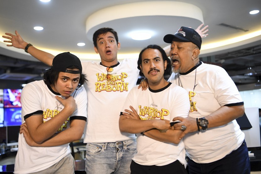 Pemeran Dono, Kasino, dan Indro pada Film Warkop DKI Reborn 3, Aliando Syarief (kiri), Adipati Dolken (kedua kiri) dan Randy Danistha (kedua kanan) bersama aktor Indro (kanan) berpose saat berkunjung ke redaksi Kantor Berita Antara di Jakarta, Senin (2/9/2019).