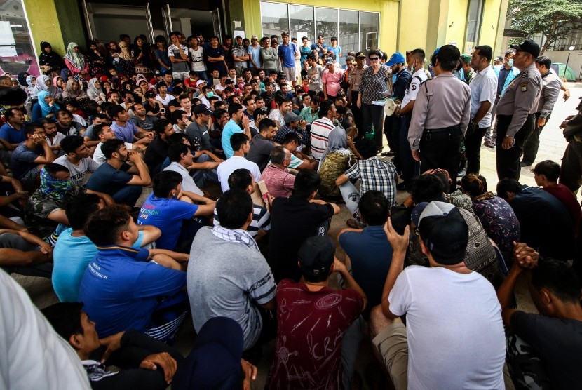 Sejumlah pencari suaka menunggu keputusan tempat tinggal dari UNHCR di Tempat Penampungan Sementara, Kalideres, Jakarta, Senin (2/9/2019).