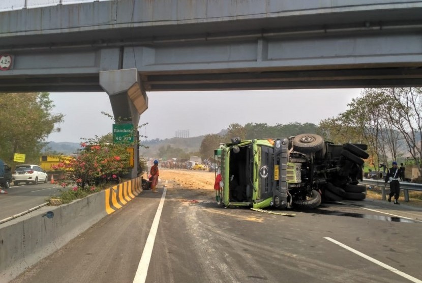 21 kendaraan terlibat kecelakaan beruntun di ruas Tol Cipularang KM 91+200 jalur B, Kabupaten Purwakarta, Senin (2/9).