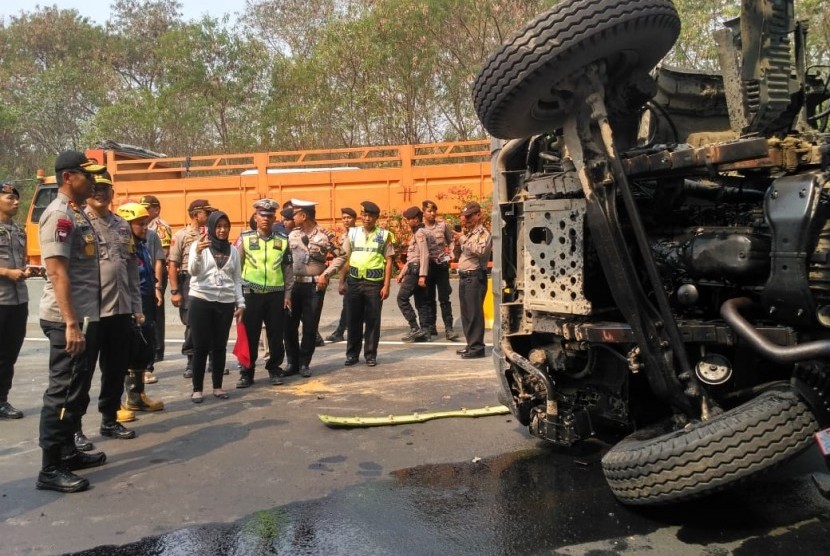 21 kendaraan terlibat kecelakaan beruntun di ruas Tol Cipularang KM 91+200 jalur B, Kabupaten Purwakarta, Senin (2/9).