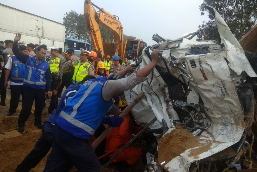 Petugas mengevakuasi salah satu kendaraan yang terlibat pada kecelakaan beruntun di Tol Cipularang KM 92 Purwakarta, Jawa Barat, Senin (2/9/2019).