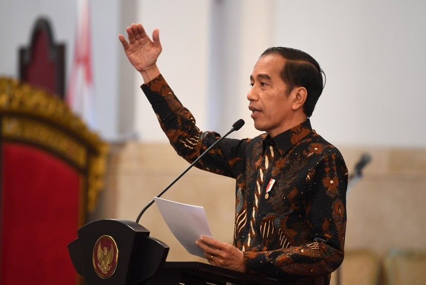 Presiden Joko Widodo menyampaikan sambutan saat membuka Konferensi Hukum Tata Negara VI di Istana Negara Jakarta, Senin (2/9/2019). 