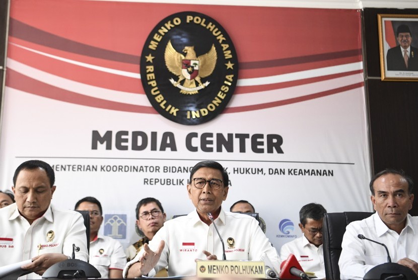 Menko Polhukam Wiranto (tengah) memberikan keterangan pers terkait kondisi terkini Papua di Kemenko Polhukam, Jakarta, Senin (2/9/2019).