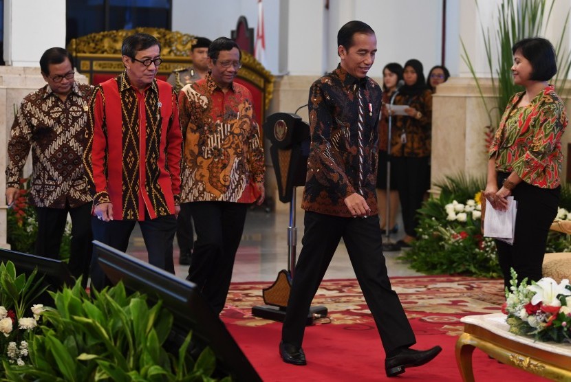 Presiden Joko Widodo (kedua kanan) didampingi Menkum HAM Yasonna Laoly (kedua kiri), dan Mahfud MD (tengah).