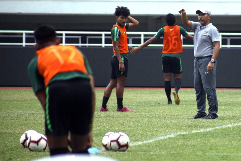 Pelatih timnas U-19, Fakhri Husaini (kanan) memberikan intruksi kapada pesepak bola Timnas Indonesia U-19 saat pemusatan latihan di Stadion Pakansari, Cibinong, Bogor, Jawa Barat, Senin (2/9/2019).