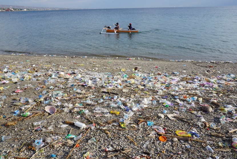 Nelayan tradisional melaut di sekitar pantai yang dipenuhi sampah plastik.