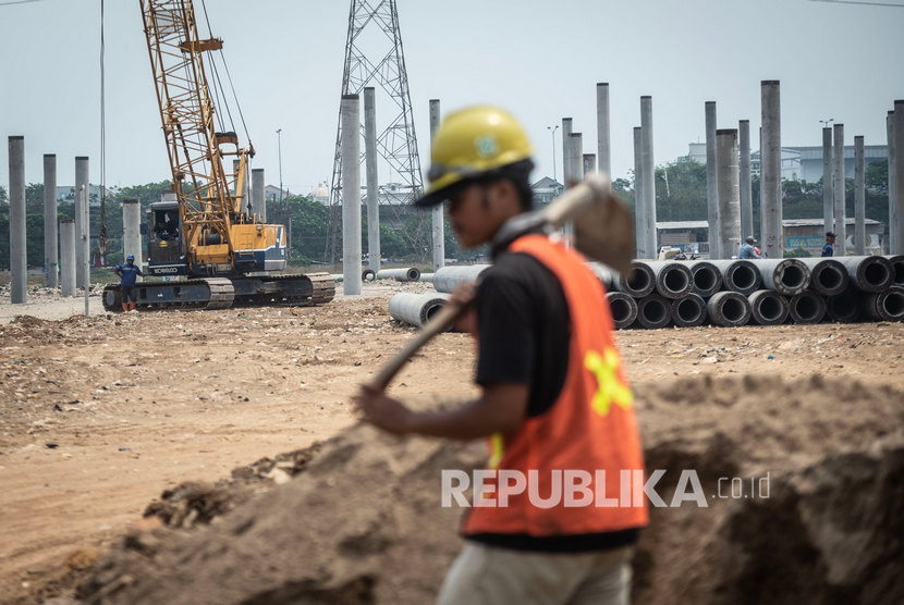Pekerja beraktivitas di lokasi proyek pembangunan Jakarta International Stadium (JIS) atau Stadion BMW di kawasan Papanggo, Tanjung Priok, Jakarta, Selasa (3/9/2019).