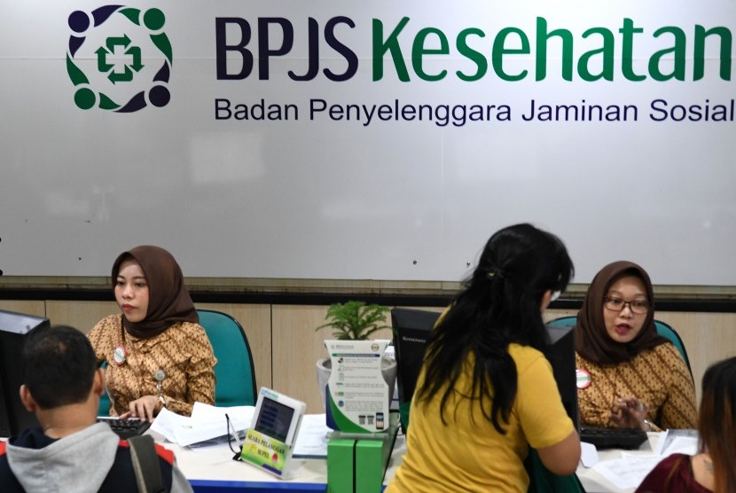 Petugas melayani warga di Kantor Pelayanan BPJS Kesehatan.