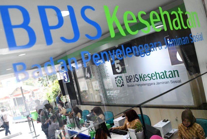 Petugas melayani warga di Kantor Pelayanan BPJS Kesehatan Jakarta Pusat, Matraman, Jakarta, Selasa (3/8/2019). P