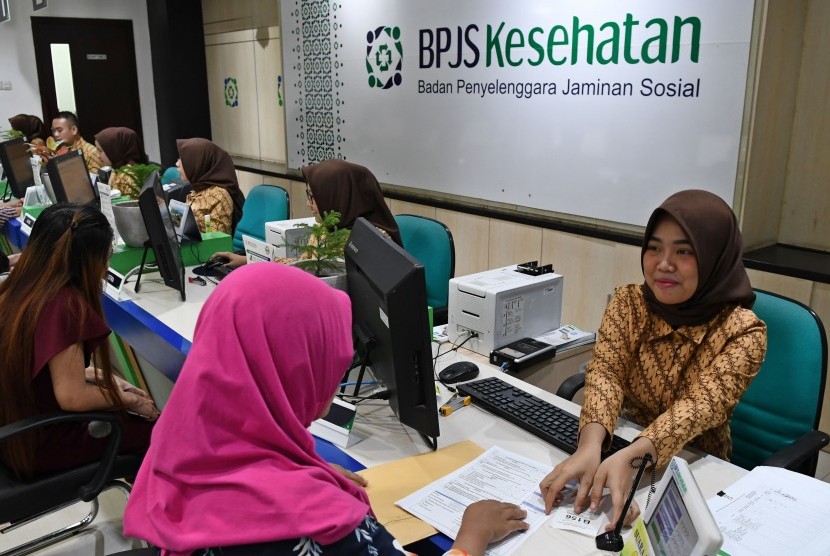 Petugas melayani warga di Kantor Pelayanan BPJS Kesehatan Jakarta Pusat, Matraman, Jakarta, Selasa (3/8/2019).