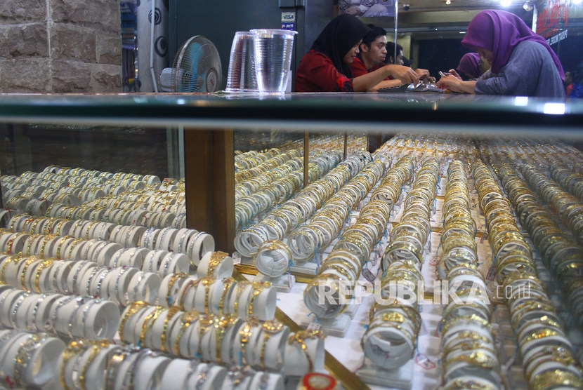 Warga Aceh Barat Ramai-Ramai Jual Emas karena Harga Tinggi.