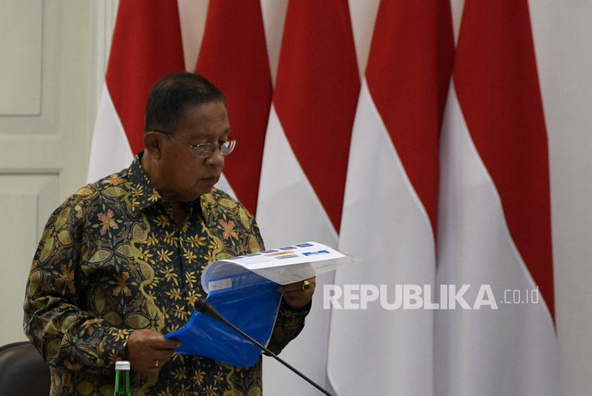 Menko Perekonomian Darmin Nasution bersiap mengikuti rapat terbatas tentang Percepatan peta jalan penerapan industri 4.0 di Kantor Presiden, Jakarta, Selasa (3/9/2019). 