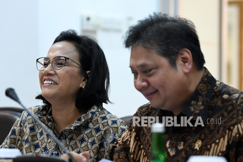 Menteri Keuangan Sri Mulyani (kiri) dan Menteri Perindustrian Airlangga Hartarto (kanan) mengikuti rapat terbatas tentang Percepatan peta jalan penerapan industri 4.0 di Kantor Presiden, Jakarta, Selasa (3/9/2019).