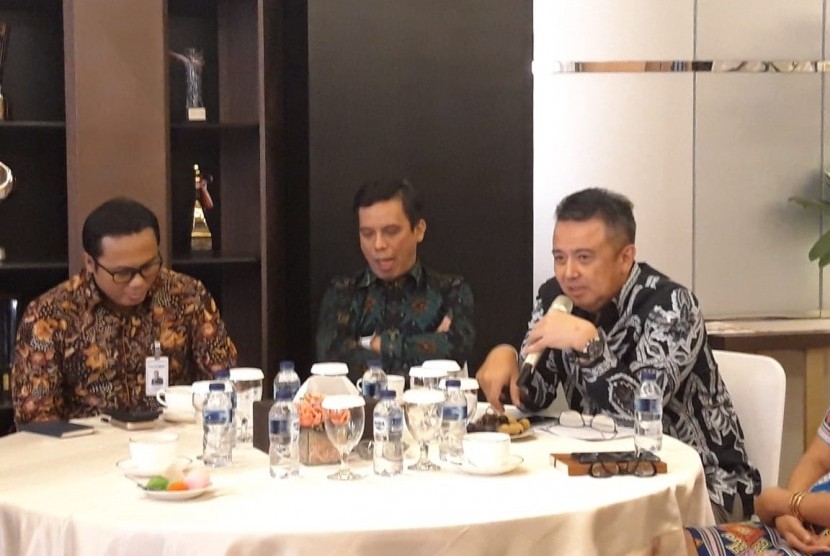 Direksi baru PT Bank Tabungan Negara Tbk. (BTN) yang dipimpin oleh Pelaksana Harian Direktur Utama Bank BTN, Oni Febriarto (kedua dari kanan) menyampaikan perkembangan terbaru perseroan kepada wartawan di Menara BTN, Gambir, Jakarta Pusat, Selasa (3/9).