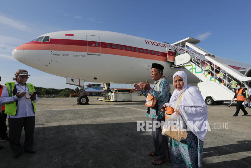 Jamaah haji Aceh kelompok terbang (kloter) 1 asal Pidie Jaya, Aceh Utara, Pidie, dan Sabang tiba di Bandara Internasional Sultan Iskandar Muda Blang Bintang, Aceh Besar, Aceh, Selasa (3/9/2019). 