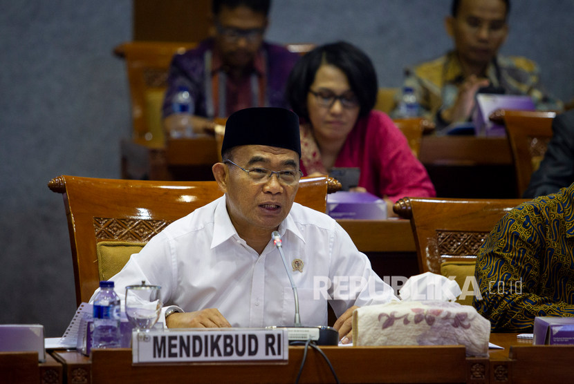 Menteri Pendidikan dan Kebudayaan Muhadjir Effendy menyampaikan paparan dalam rapat kerja dengan Komisi X DPR di Kompleks Parlemen, Senayan, Jakarta, Rabu (4/9/2019). 