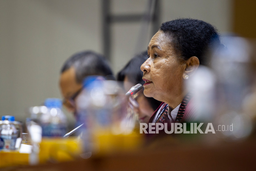 Menteri Pemberdayaan Perempuan dan Perlindungan Anak (PPPA) Yohana Yembise menyampaikan paparan dalam rapat kerja dengan Komisi VIII DPR di Kompleks Parlemen, Senayan, Jakarta, Rabu (4/9/2019). 
