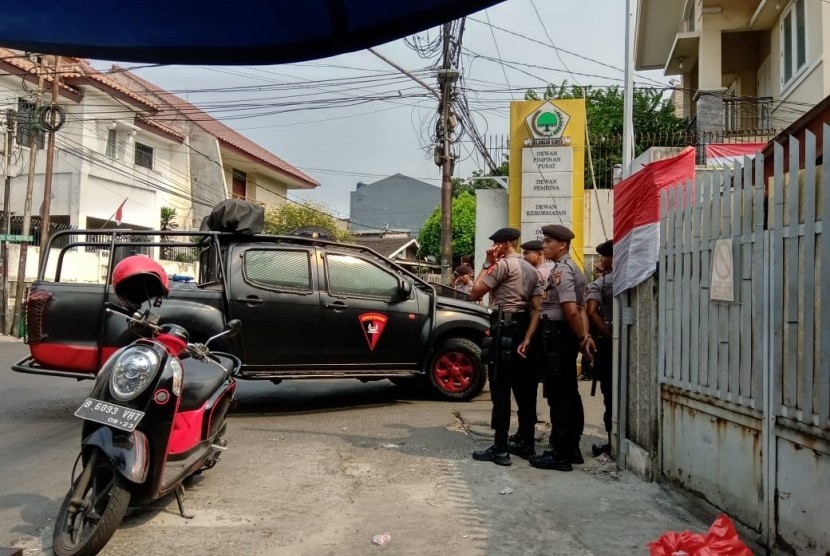 Puluhan petugas kepolisian terlihat menjaga kantor DPP Partai Golkar, Slipi, Jakarta Barat, Rabu (4/9).