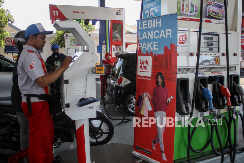 Petugas melakukan pengisian bahan bakar minyak pada sebuah kendaraan di SPBU Coco jemursari, Surabaya, Jawa Timur, Rabu (4/9/2019).