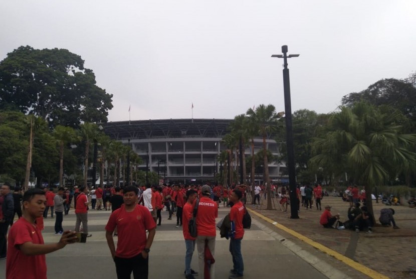 Pendukung timnas Indonesia mulai memadati Stadion Utama Gelora Bung Karno, Senayan, Jakarta, jelang laga Indonesia kontra Malaysia, Kamis (5/9) malam WIB.