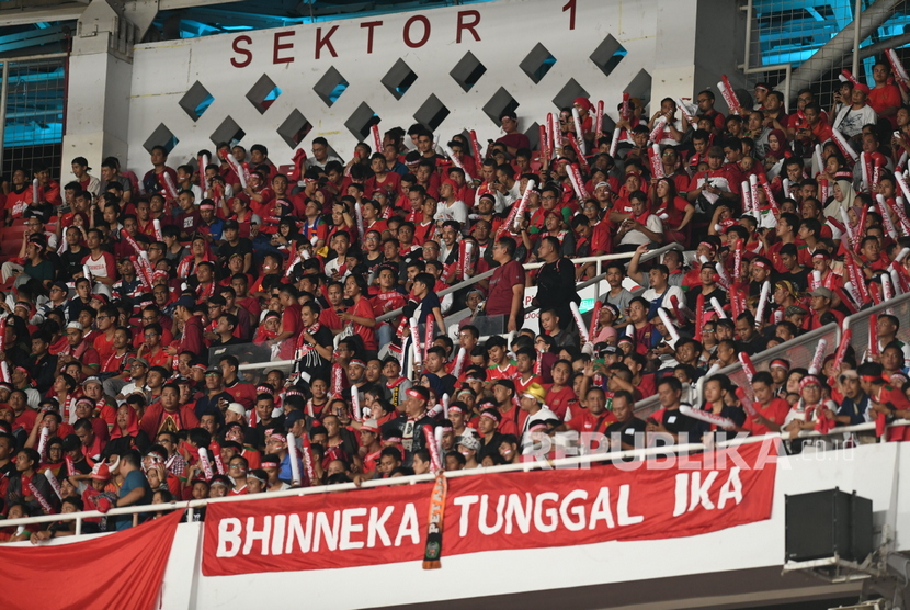 Suporter memberikan dukungan bagi Timnas Indonesia saat laga perdana Grup G Kualifikasi Piala Dunia 2022 zona Asia melawan Malaysia di Stadion Utama Gelora Bung Karno, Senayan, Jakarta, Kamis (5/9/2019).