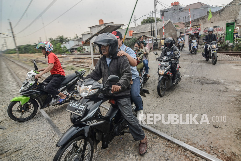 Sejumlah kendaraan melintasi perlintasan kereta api liar di daerah I Gusti Ngurah Rai, Bekasi, Jawa Barat. KAI kembali menutup perlintasan liar di lintas Jatinegara-Bekasi Km 12+400.