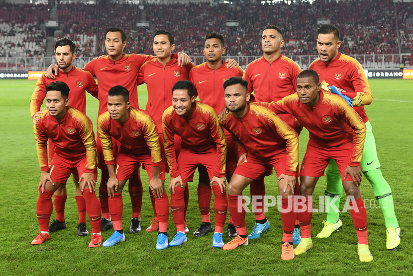 Pesepak bola timnas Indonesia berpose sebelum pertandingan melawan timnas Malaysia pada laga Kualifikasi Piala Dunia 2022 Grup G Zona Asia di Stadion Gelora Bung Karno (GBK), Senayan, Jakarta, Kamis (5/9/2019). 