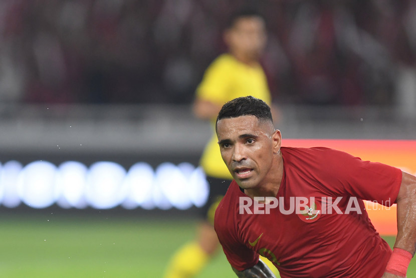 Pesepak bola timnas Indonesia Alberto Goncalves melakukan selebrasi usai mencetak gol ke gawang timnas Malaysia saat pertandingan Kualifikasi Piala Dunia 2022 Grup G Zona Asia di Stadion Gelora Bung Karno (GBK), Senayan, Jakarta, Kamis (5/9/2019).