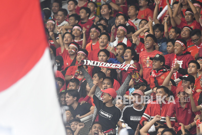 Suporter timnas Indonesia memberikan dukungan saat laga perdana Kualifikasi Piala Dunia 2022 Grup G Zona Asia melawan timnas Malaysia di Stadion Gelora Bung Karno (GBK), Senayan, Jakarta, Kamis (5/9/2019).