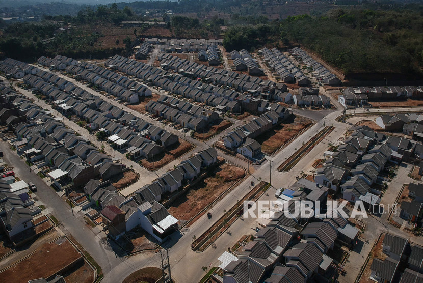 Foto udara perumahan subsidi di Cicalengka Buana Raya, Kabupaten Bandung, Jawa Barat, Jumat (6/9/2019). 
