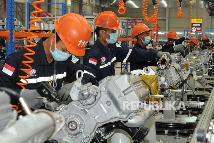 Pekerja merakit mesin mobil di Pabrik Mobil Esemka, Sambi, Boyolali, Jawa Tengah, Jumat (6/9/2019).