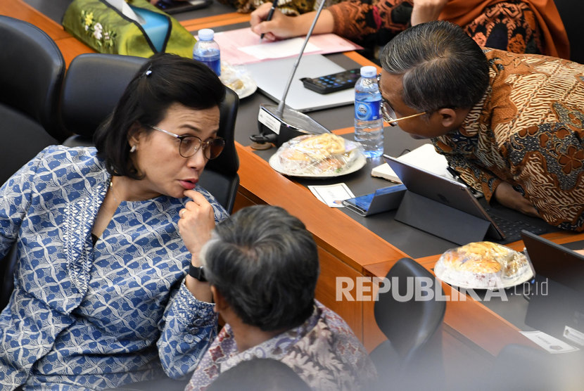 Menteri Keuangan Sri Mulyani Indrawati (kiri) berdiskusi dengan stafnya di sela rapat kerja dengan Badan Anggaran (Banggar) DPR RI di kompleks Parlemen, Jakarta, Jumat (6/9/2019).