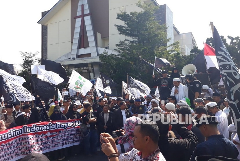 Seribuan massa dari Aliansi Muslim Indonesia Raya (AMIR) melakukan aksi damai di depan Gedung DPRD Kota Sukabumi, Jumat (6/9) siang. Mereka menolak rencana kenaikan iuran BPJS Kesehatan dan pemindahan ibukota dari Jakarta ke Kalimantan.