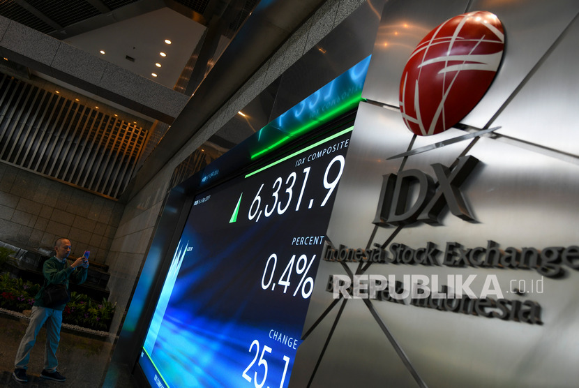 Wartawan mengambil gambar layar pergerakan saham di gedung Bursa Efek Indonesia, Jakarta, Jumat (6/9/2019).