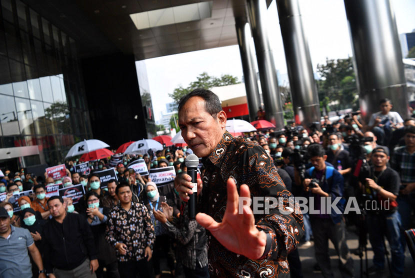 Wakil Ketua KPK Saut Situmorang berorasi saat berlangsung aksi unjuk rasa pegawai KPK di kantor KPK, Jakarta, Jumat (6/9/2019).