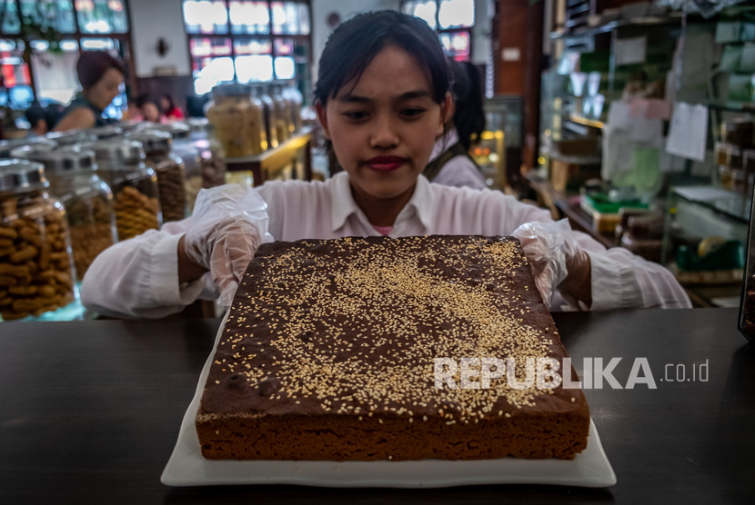 Seorang pramusaji menyajikan kue Ganjel Rel khas Semarang di Toko Oen yang menjadi salah satu ikon wisata kuliner di Semarang, Jawa Tengah, Jumat (6/9/2019).