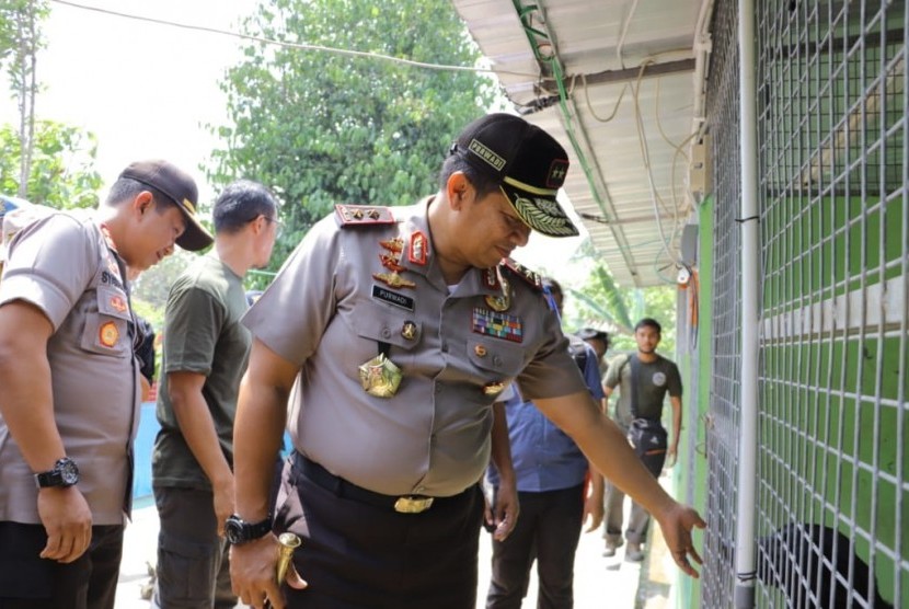 Kapolda Lampung Irjen Pol Purwadi Arianto meninjau tempat deteksi satwa dilindungi di Kalianda, Lampung Selatan, Jumat(6/9).