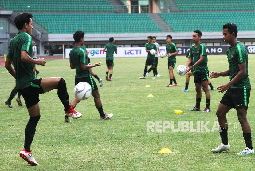 Pesepak bola Tim Nasional (Tim Nas) Indonesia U-19 mengikuti sesi latihan di Stadion Patriot Candrabhaga, Bekasi, Jawa Barat, Jumat (6/9/2019).