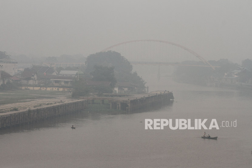 Ojek perahu menembus kabut asap pekat dampak dari kebakaran hutan dan lahan yang menyelimuti Kota Pekanbaru, Riau, Senin (9/9/2019) pagi.