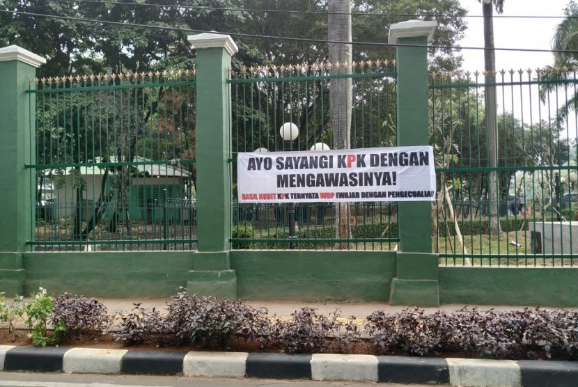 Sejumlah spanduk dukungan terhadap Panitia Seleksi Calon Pimpinan Komisi Pemberantasan Korupsi  (Pansel Capim KPK) terbentang di pagar Kompleks Parlemen, Senayan, Senin (9/9). 