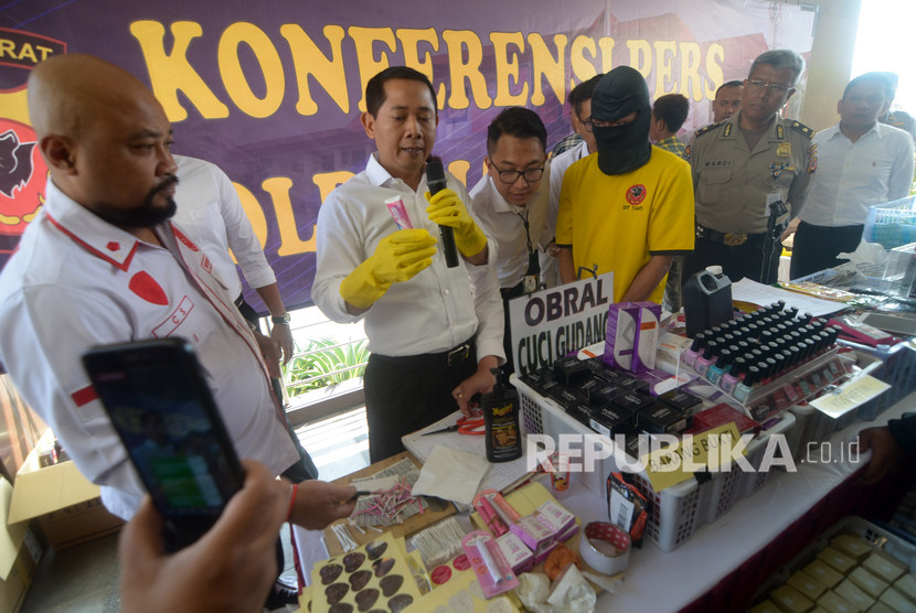 Dir Krimsus Polda Jabar Kombes Pol Samudi (kedua kiri) menunjukan barang bukti peredaran kosmetik kadaluarsa saat gelar perkara di Polda Jabar, Bandung, Jawa Barat, Senin (9/9/2019).