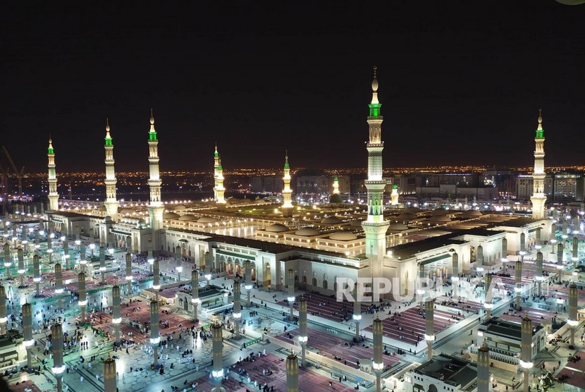 Wakaf Seribu Tahun Usman bin Affan. Masjid Nabawi, Madinah, tampak makin indah dengan sinar lampu yang menyala.