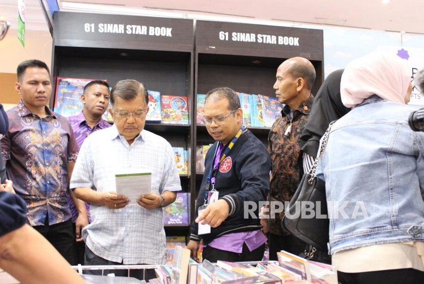 Wakil Presiden Jusuf Kalla mengunjungi Pameran Buku Internasional Indonesia (Indonesia International Book Fair/IIBF) Ahad (8/9). 